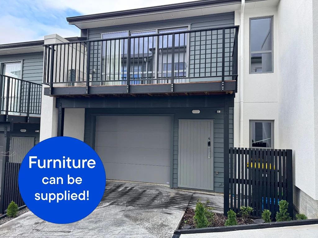 Modern Townhouse Opposite Hamilton Lake