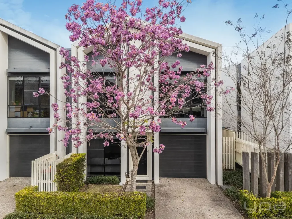 Modern 3 Bedroom Townhouse in the Heart of Pimpama