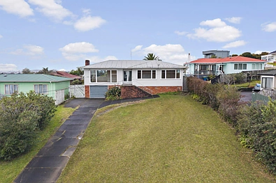 Glen Eden 4 Bedroom Views, charm & untapped potential on 1,012m2
