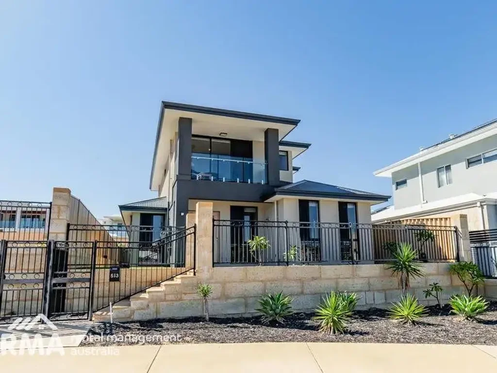 Executive Coastal Luxury - Close to the Beach!