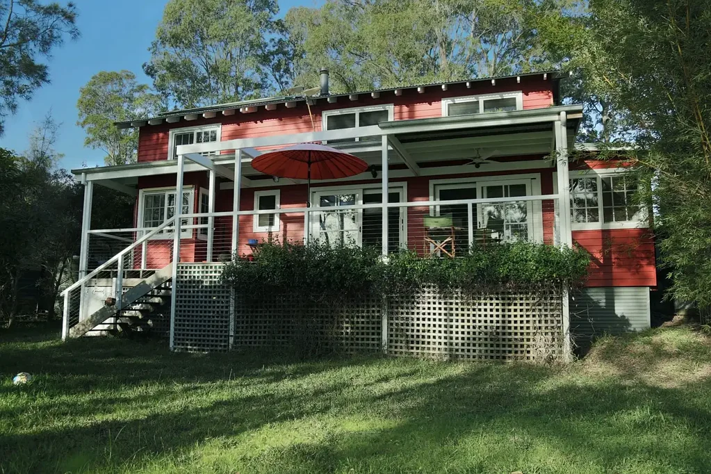 Bundabah 3房  Tranquil Waterside Living with architectural appeal