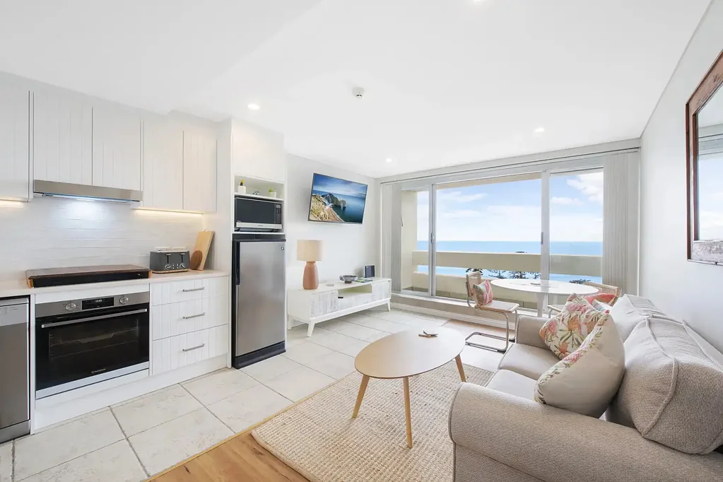 Manly Top-Floor Apartment with Sweeping Ocean and Harbour Views