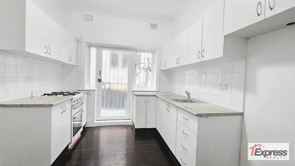 RENOVATED ONE BEDROOM APARTMENT MOMENTS TO BONDI BEACH