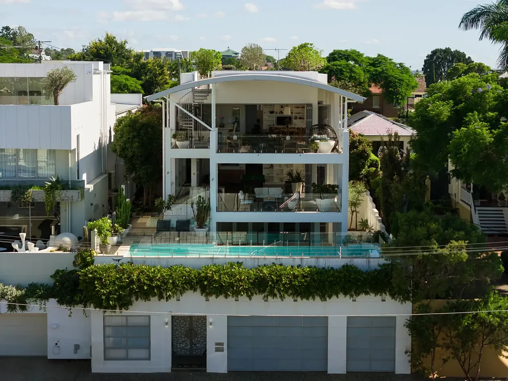 Hamilton 5房 Hamilton Hill珍稀位置 俯瞰Brisbane River全景 洛杉矶风格极简主义 Gaggenau高端配置 360度屋顶全景 四车位车库 步行至Ascot State School A Statement of Luxury on Hamilton Hill