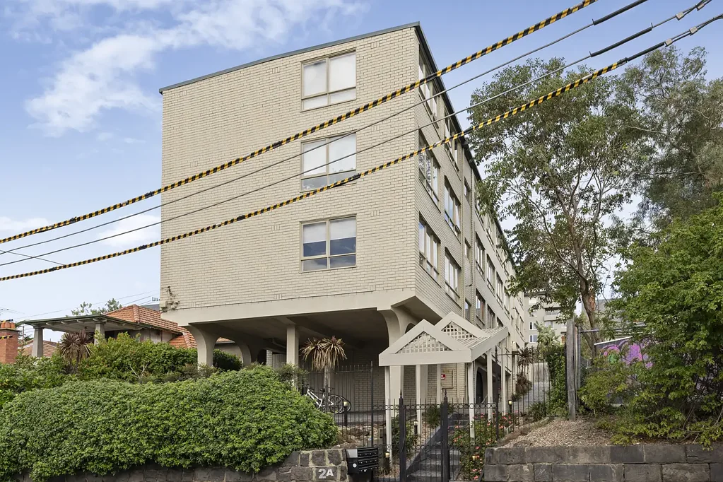 South Yarra 2房 河畔生活气息 近交通购物 精品大厦安全 欧式洗衣房 现代复合地板 有顶车位储藏 Rest or Invest in Iconic Yarra-side Location