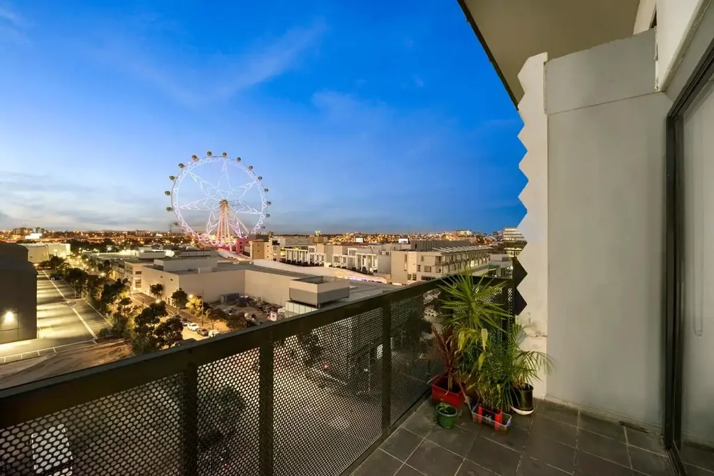 TOP-FLOOR DOCKLANDS DELIGHT
