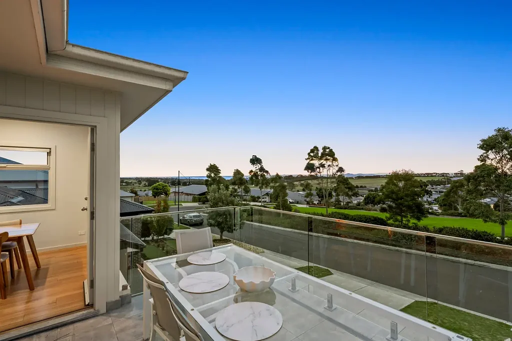 Curlewis 3房  A Modern Family Haven with a Spectacular Bay Views