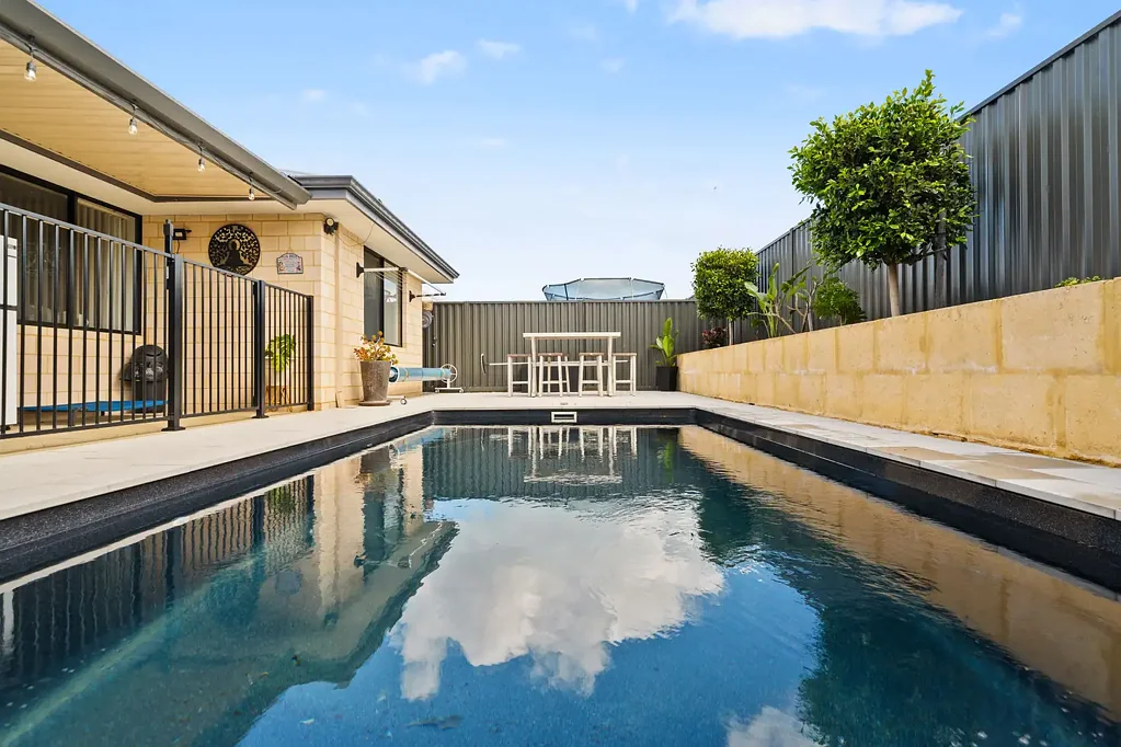 Lakelands 4房  Modern family living with a poolside heart.