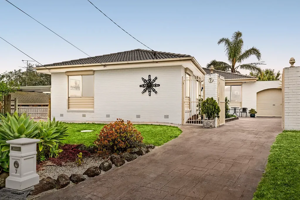 Noble Park North 3 Slaapkamer Move-In Ready Family Home in Prime Location