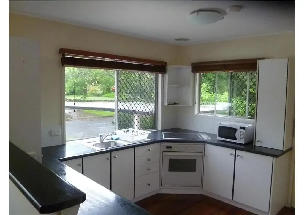 Female Share House walk to Griffith Uni, QE2 Hospital 10km to CBD