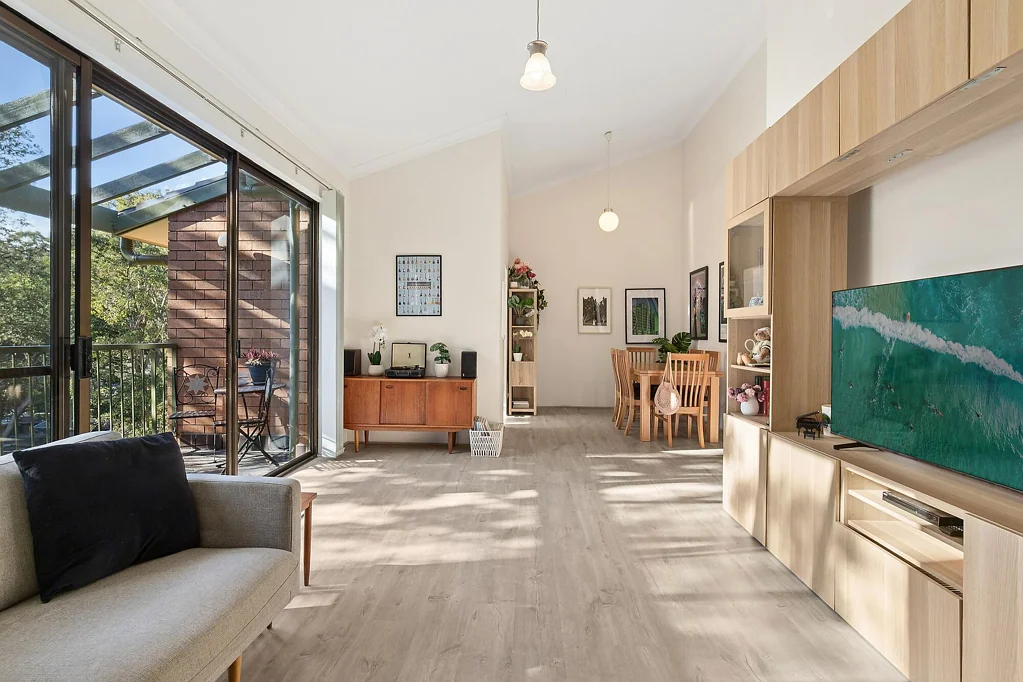 Lane Cove 2房 阳光充沛的港湾，提供田园诗般的度假式生活方式 Sun-filled haven offering an idyllic resort-inspired lifestyle