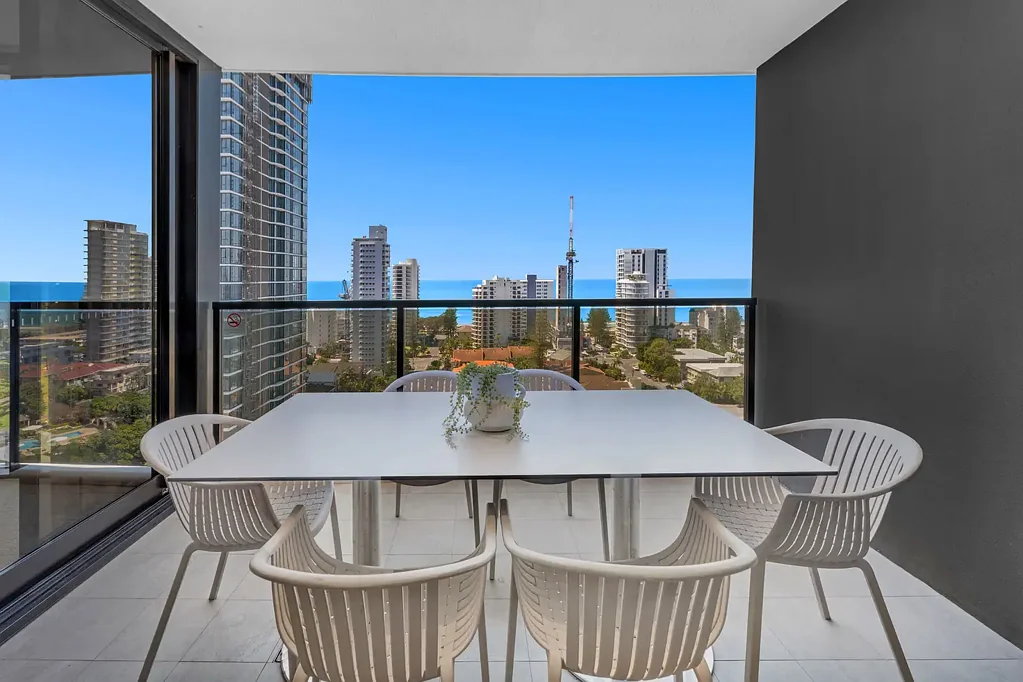 Broadbeach 2બેડરૂમ WAKE UP TO OCEAN VIEWS IN THE HEART OF BROADBEACH