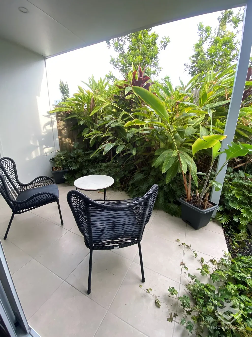 FURNISHED STUDIO WITH PRIVATE ENTRY AND COURTYARD $475 per week