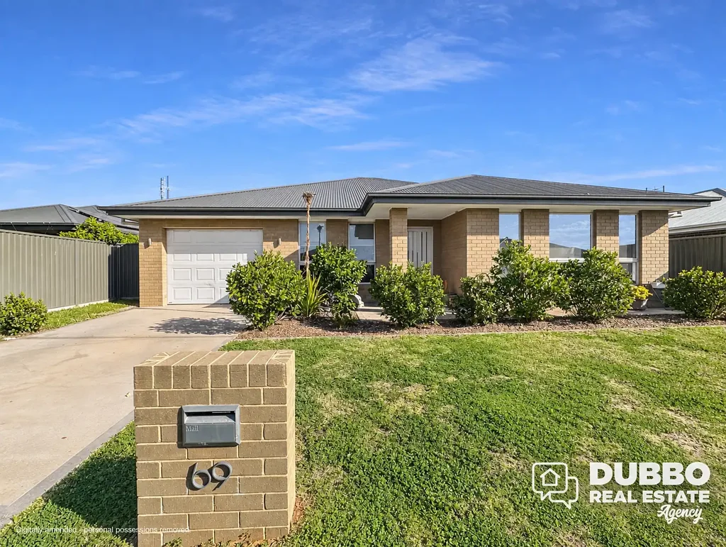 Four Bedroom Home In Southlakes!