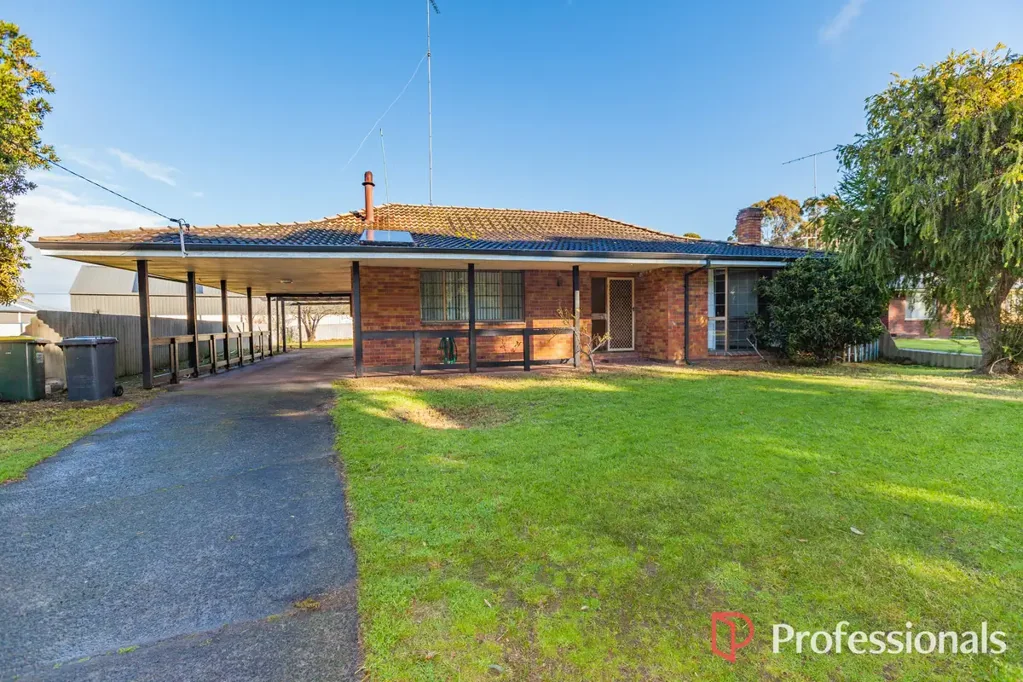 Manjimup 3 Bedroom This home features 3 amazing living spaces - plenty of scope to convert to a 4 x 3!!