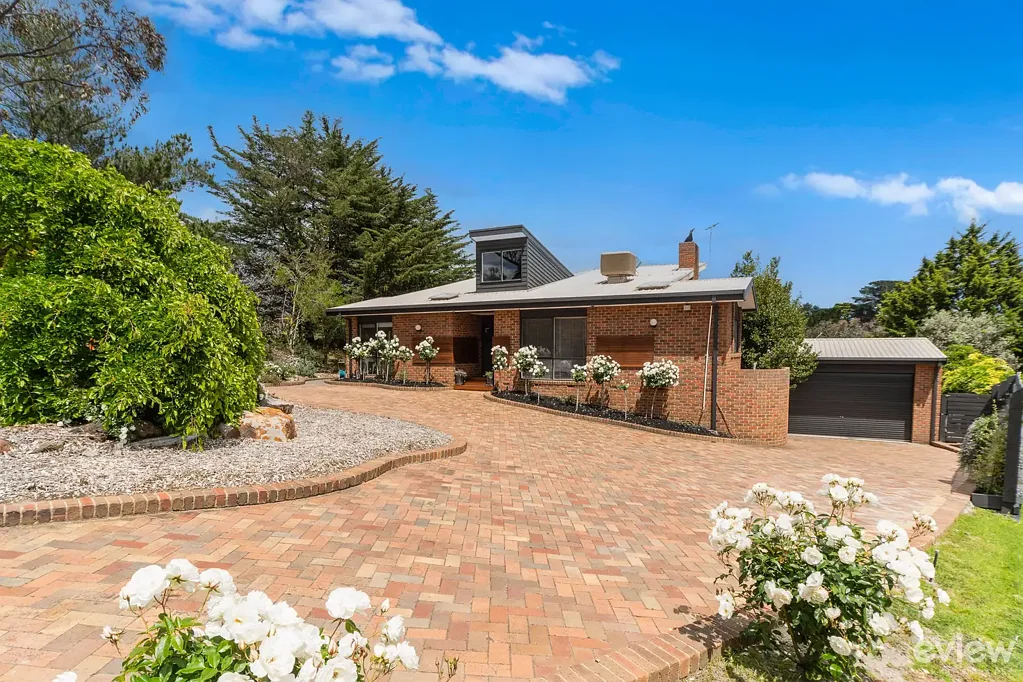 Mount Eliza 8 Bedroom 1 & 1A McCutcheon Close - Exceptional Family Entertainer on Prime Corner Block