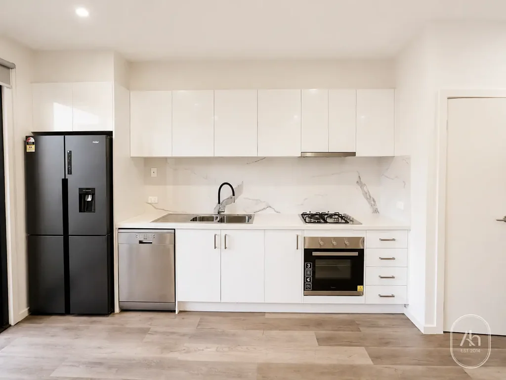 Fully Furnished 2-Bedroom Townhouse with Car Space in Wantirna