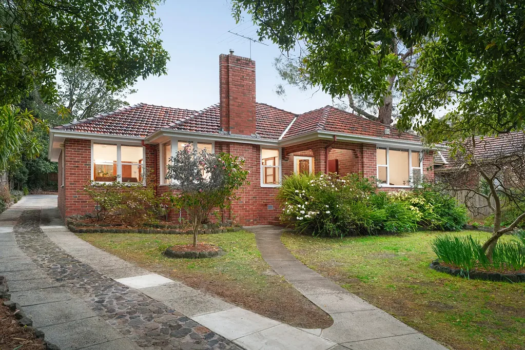 Blackburn 3ਬੈੱਡਰੂਮ Unmatched 1950s quality on an enviable 869 sqm (approx.) lakeside block