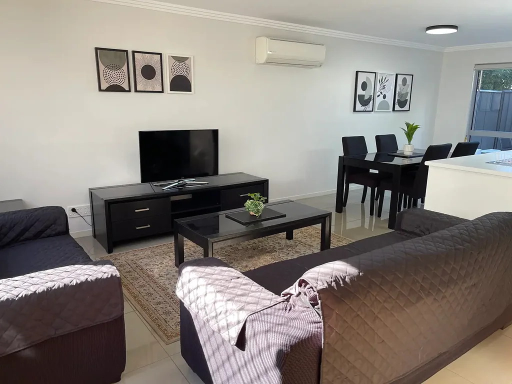 West Gladstone 3कमरा FULLY FURNISHED EXECUTIVE LIVING WITHIN WALKING DISTANCE TO THE CBD