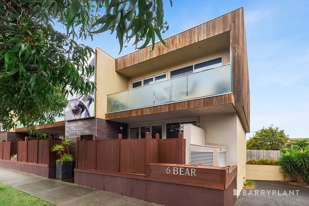 Mordialloc 2房 优越安全环境 宽敞木地板 现代厨房 朝北阳台 两卧带柜 超大浴室 分体冷暖 安全车位 储物空间 步行商圈 学校车站 Spacious 2-Bedroom Apartment in the Heart of Mordialloc