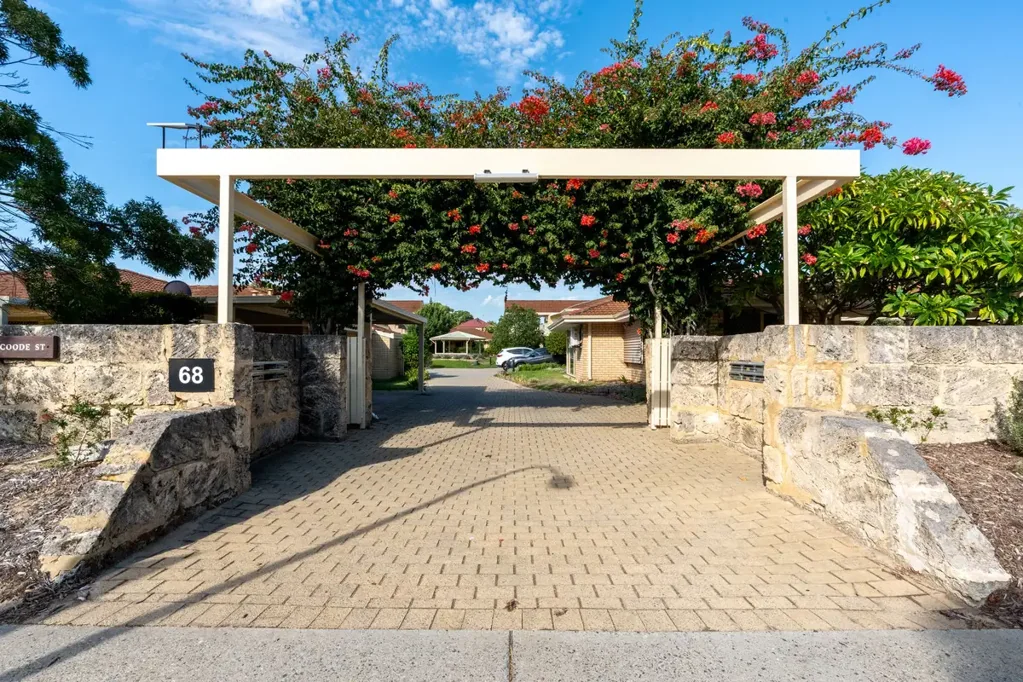 South Perth 2房  Beautifully presented secure two-bedroom 1 bath with lock up Garage