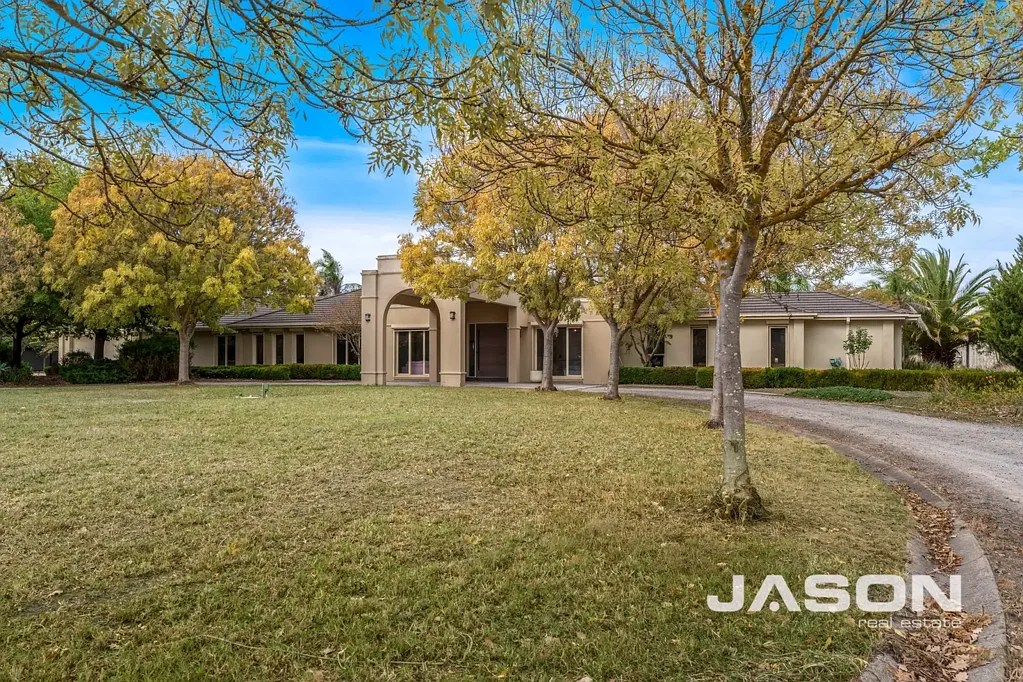 Mickleham 5غرفة نوم "Private 5-Acre Retreat with Pool and Huge Shed"