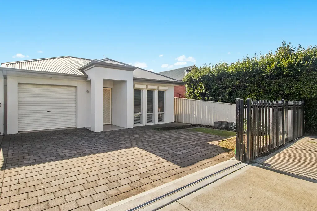 Oaklands Park 3Moenga Stylish Family Living in the Heart of Oaklands Park