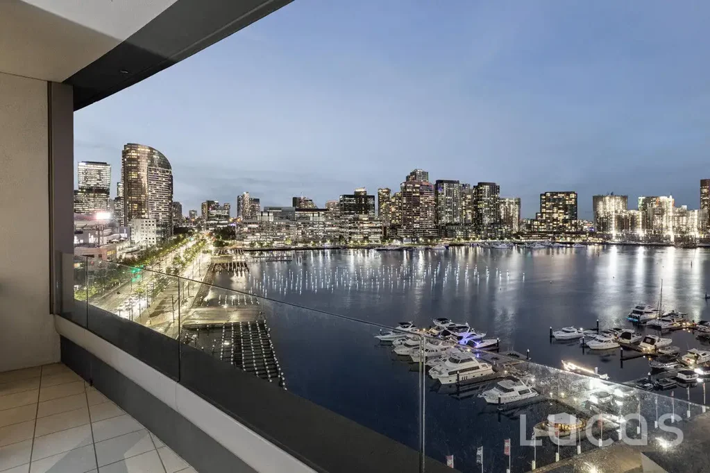 Docklands 2房 海港景观壮丽 110㎡宽敞时尚 2卧2卫2车位 Miele电器齐全 社区设施丰富 地段优越便捷 GENEROUS PROPORTIONS, UPDATED APPEAL, AND MEMORABLE VIEWS!