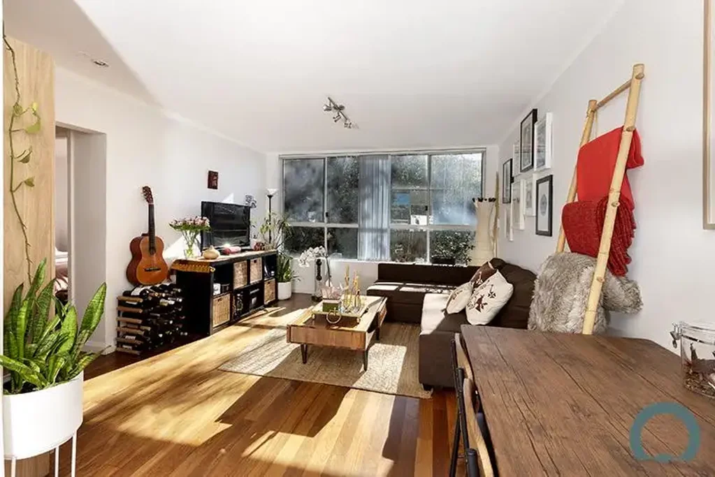 Bright Two-Bedroom Apartment – Walk to Warringah Mall