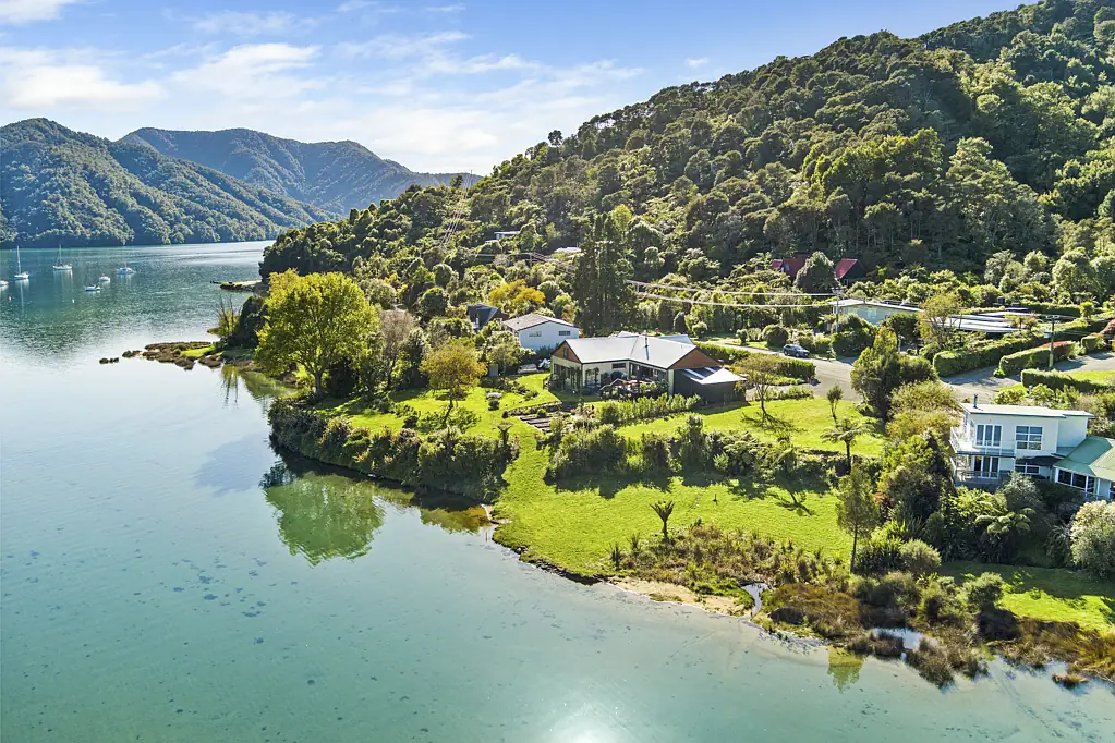 Marlborough Sounds  Your Dream Waterfront Oasis Awaits!