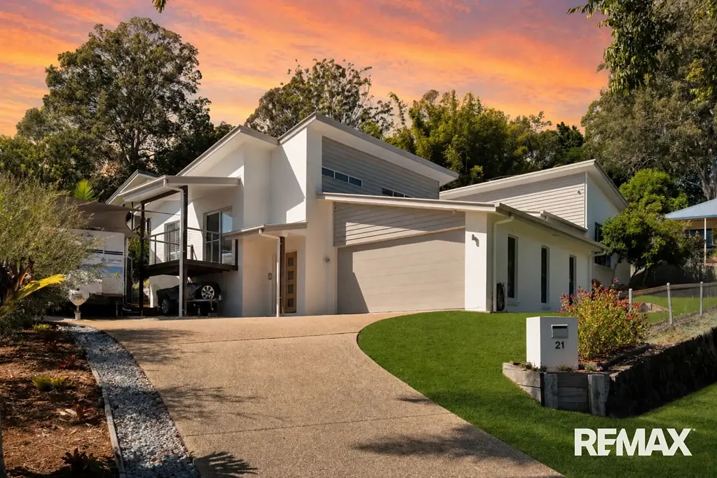 Burnside 4Kwarto Impressive Designer Home in Peaceful Cul-de-Sac with Scenic Views