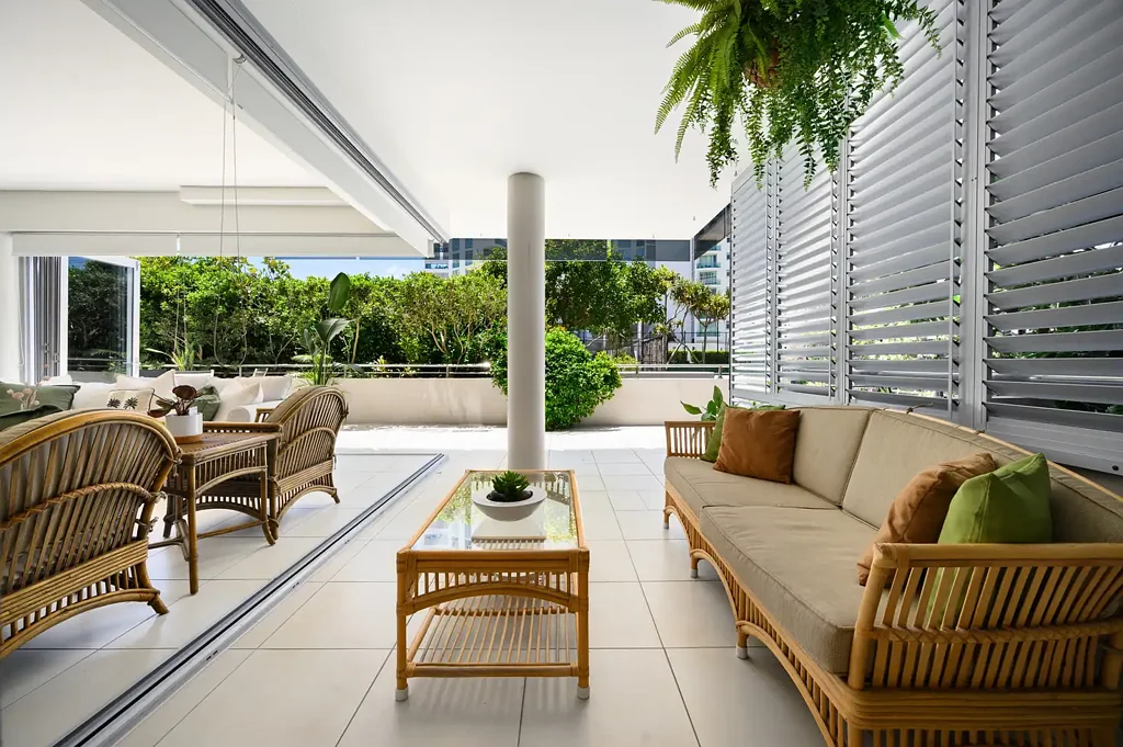 2/10 Imperial Parade, Labrador, QLD 4215