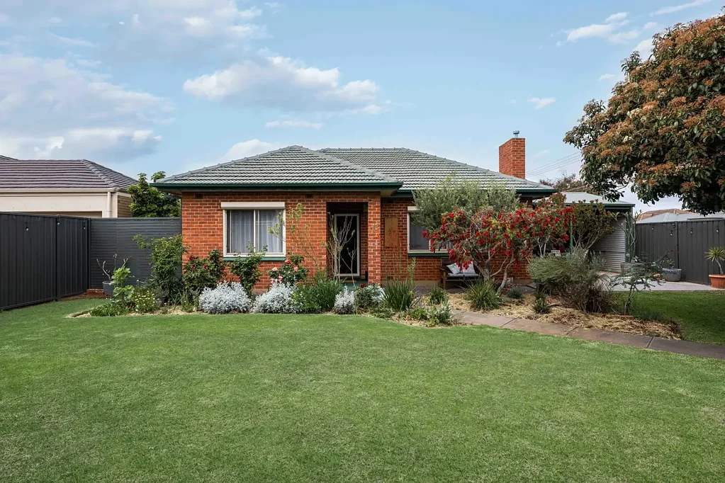 Plympton Park 2房  A Solid Brick Corner with Potential in its Future