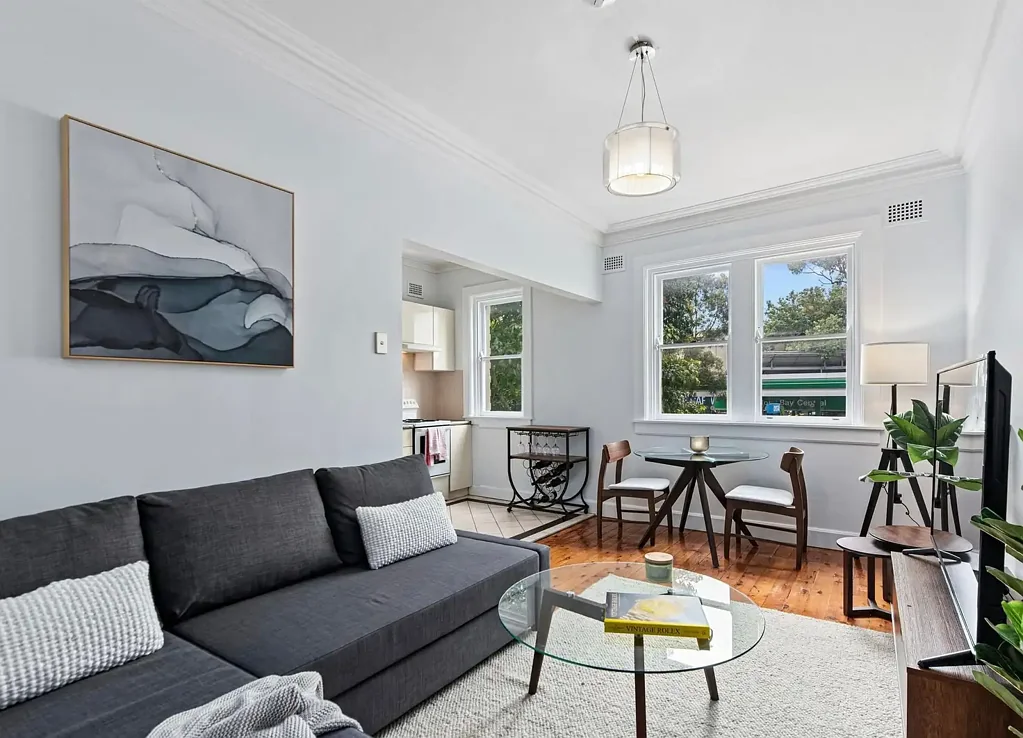 Furnished One Bedroom Art Deco Apartment With Flexible Lease Term