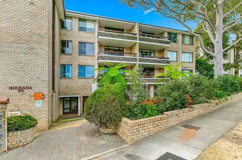 SPACIOUS & UPDATED 2 BEDROOM UNIT, GREAT LOCATION