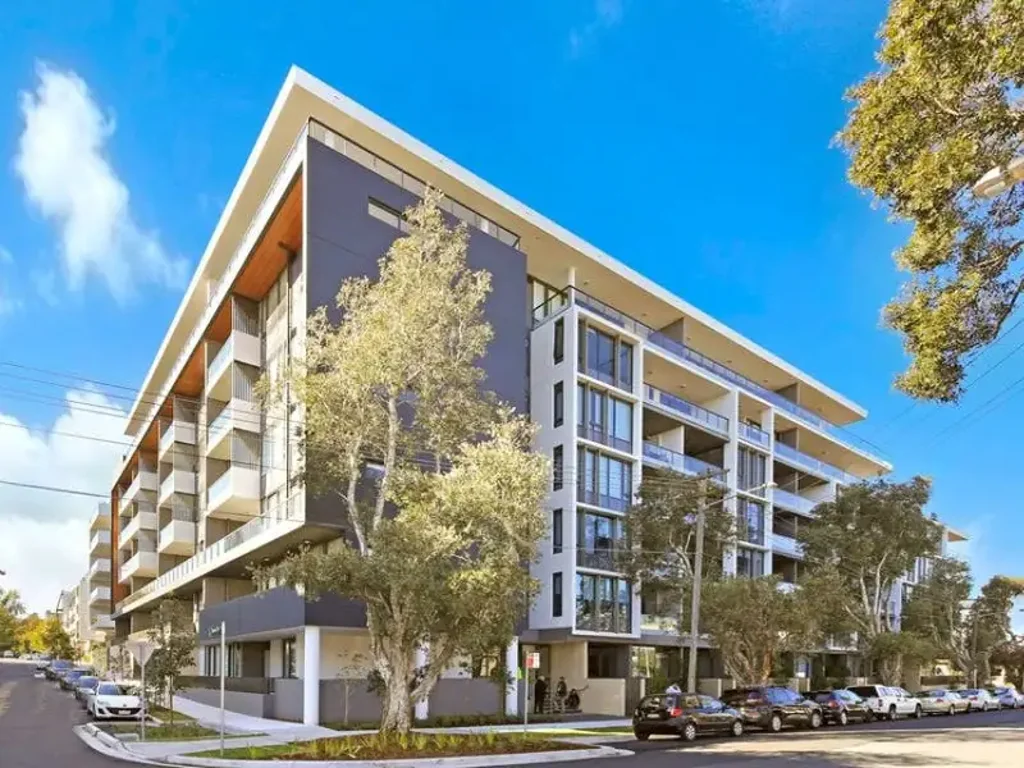 Resort Style Unit In Prime Location
(access Via 14J Mentmore Ave)
