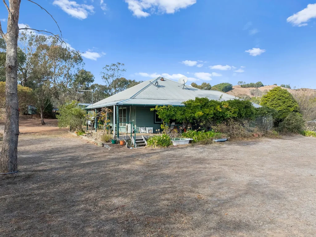 Mansfield 4 Bedroom Charming Country Retreat with Breathtaking Lake Views on 17 Acres