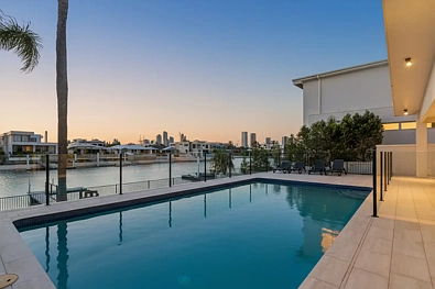 Broadbeach Waters 5房 Rare 921m² North-Facing Waterfront Home – Wide Water, Skyline Views & Exclusive Location