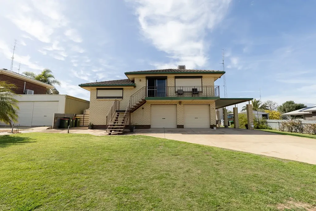 Port Broughton 2房  Two-Story Brick Home with Stunning Sea Views!