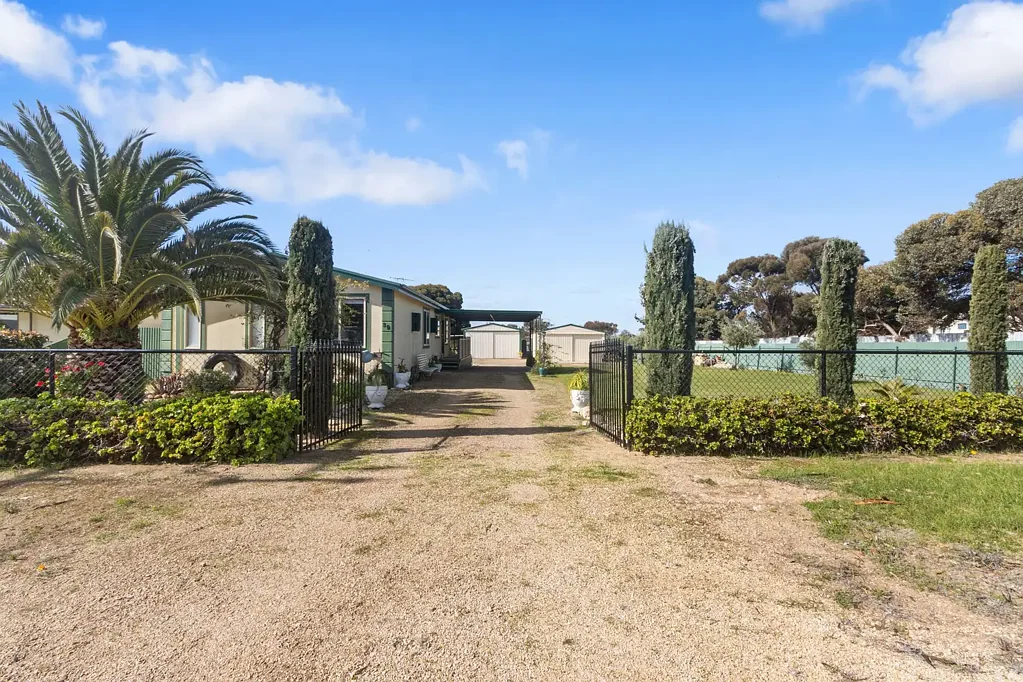 Clinton 3غرفة نوم 2004-Built Transportable Home on Large 1,505m² Allotment - Walk In, Walk Out