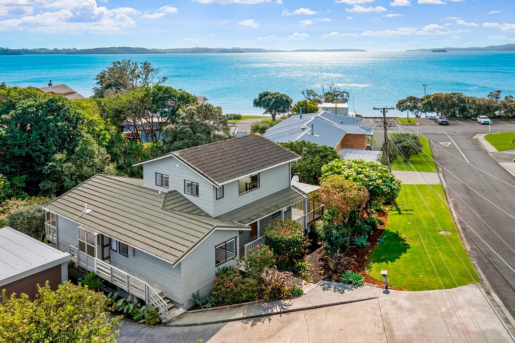 Algies Bay 4 Bedroom Best value one back bach oh so close to the beach
