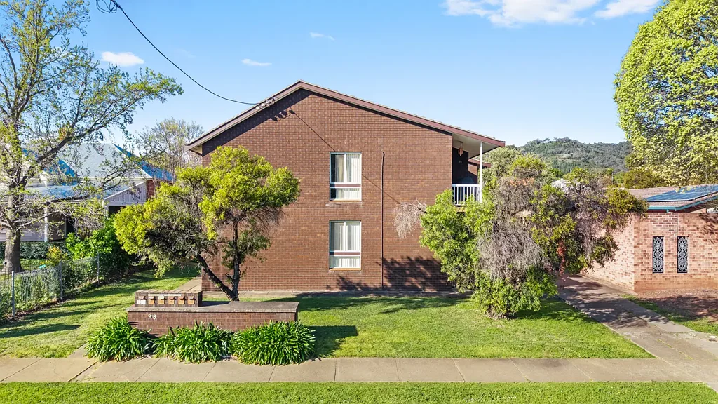 Tamworth 10ਬੈੱਡਰੂਮ Prime Investment Opportunity – Block of 6 Fully Tenanted Units on One Title | No Strata