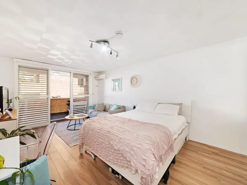 Spacious Studio with Parking in the Heart of Bondi Beach