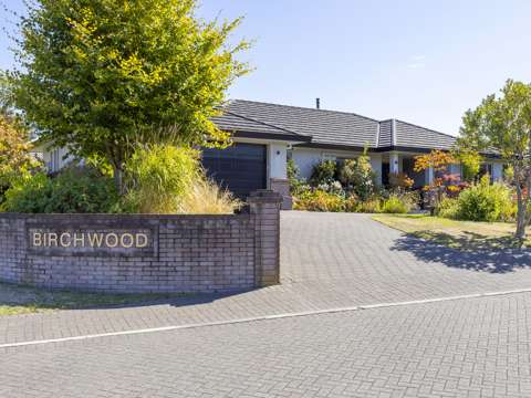 Hilltop 3房  Sunny Birchwood Lane living