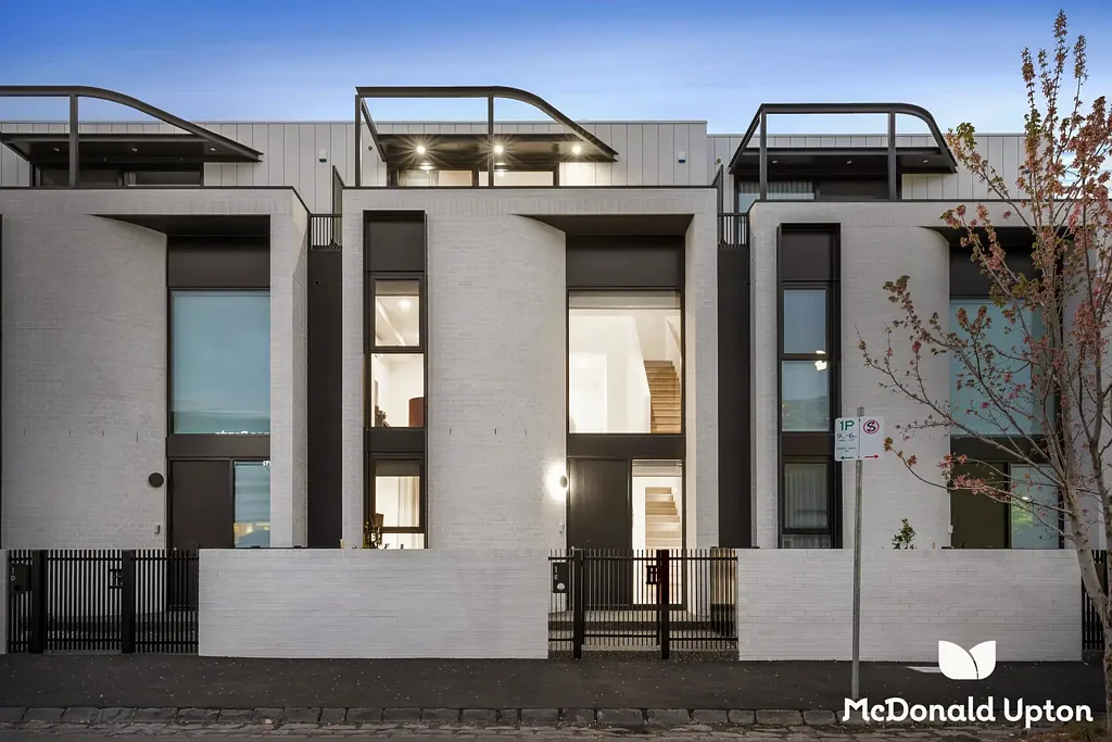 Moonee Ponds 3房 全新四层退隐居所 Taj Mahal石英石 厨房 Smeg电器 私人电梯 双车库 城市景观露台 步行生活便利 Design-Led Luxury with Private Lift