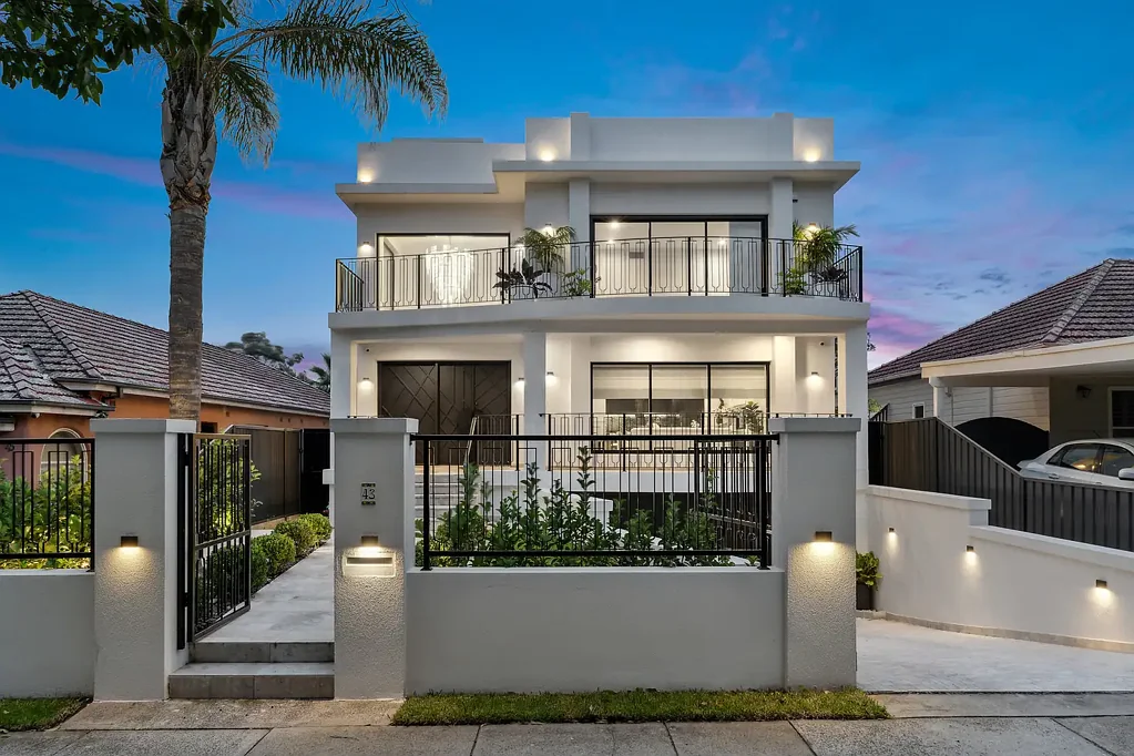 Monterey 4कमरा Upscale family home celebrates high-end living