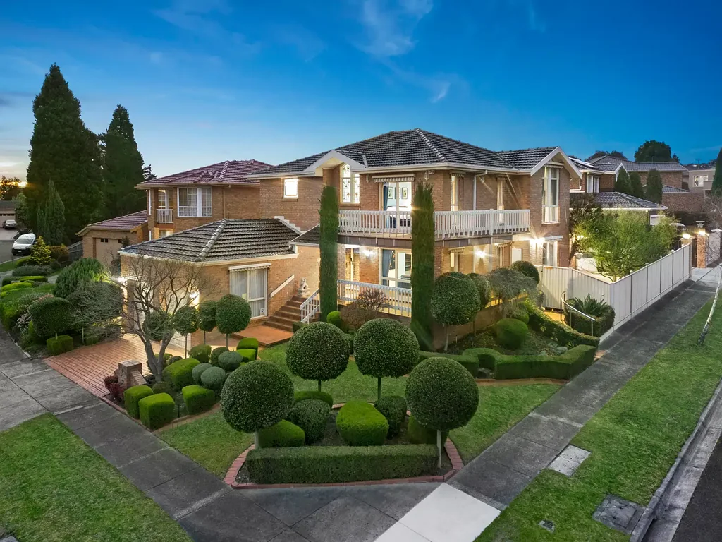 Wantirna South 4ਬੈੱਡਰੂਮ Superior family home with 6 garage spaces and great views