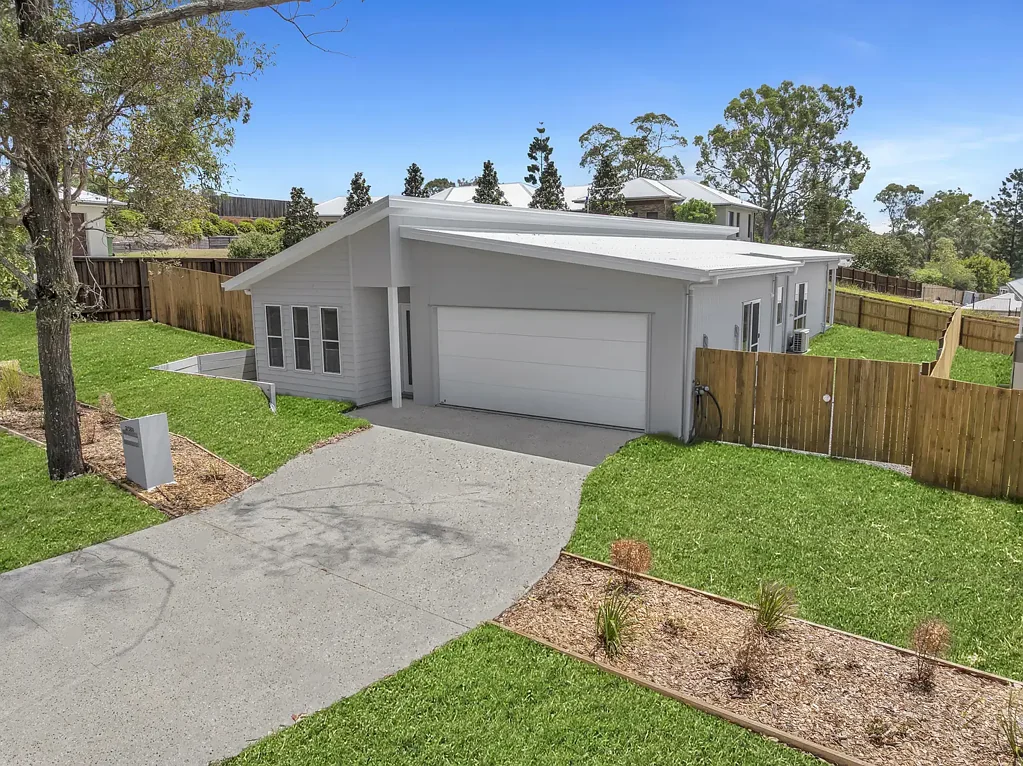 Southside 4房  Modern, Near-New Family Living With Side Access – Just Move In!