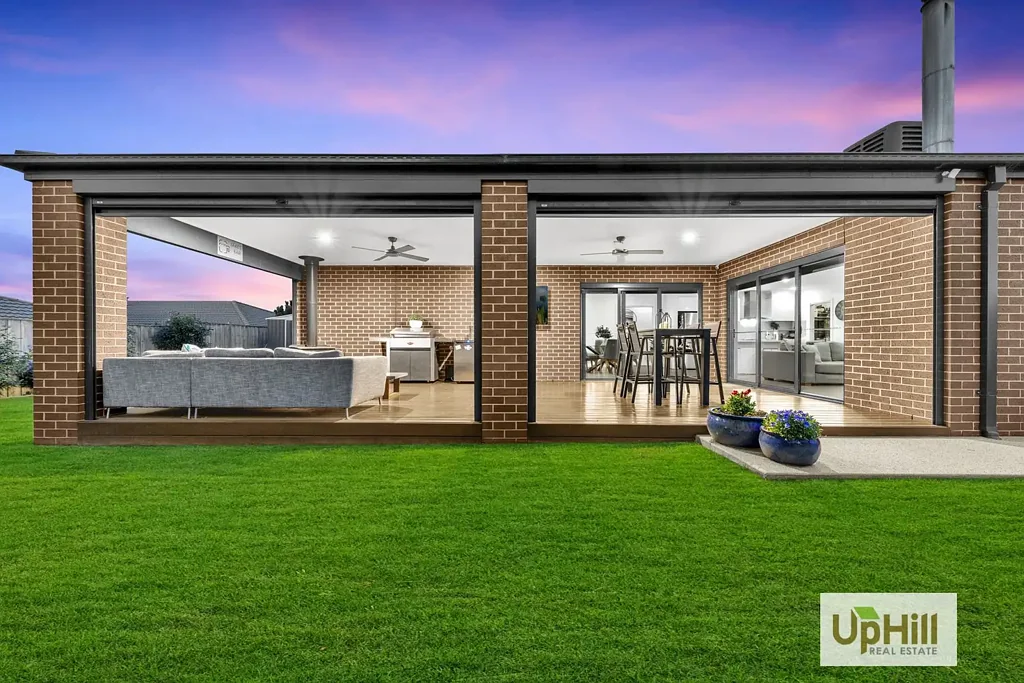 Clyde North 4房  648m2 Land, Remote Side Access, Walk to Shops & School!