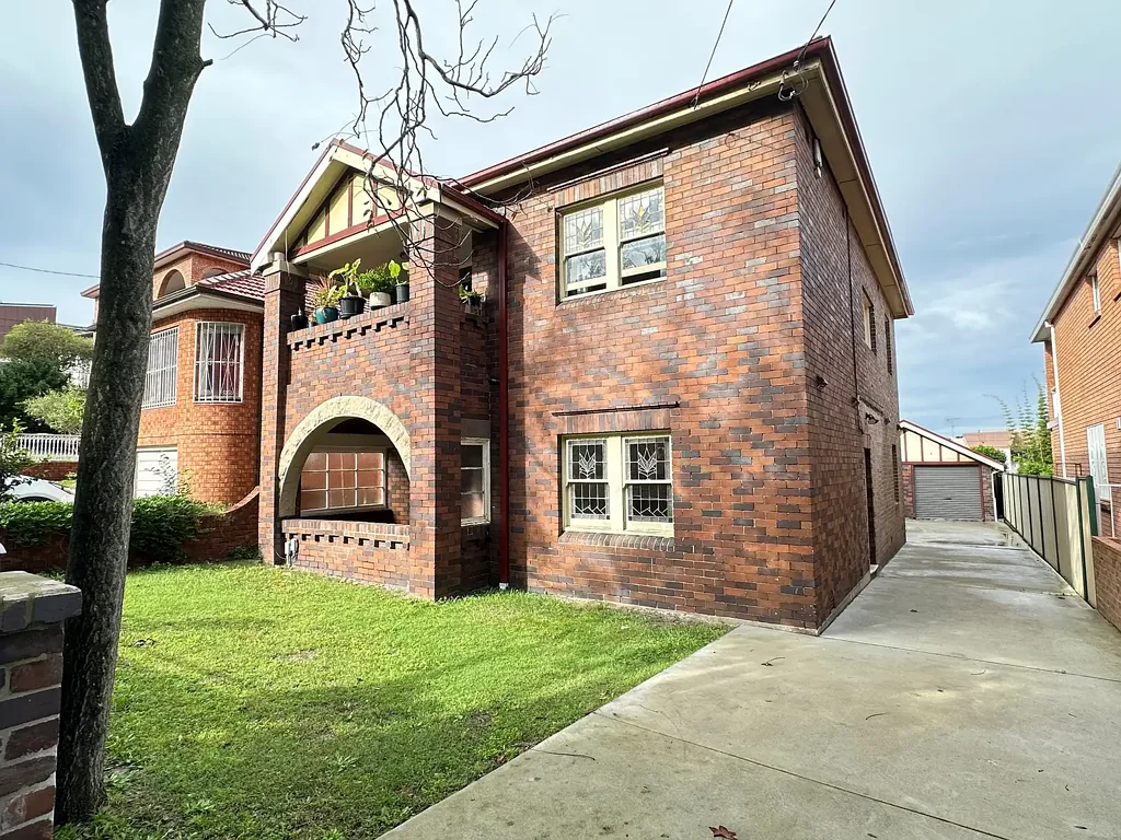 LARGE RESIDENCE BATHED IN PERIOD ART DECO FEATURES!